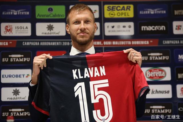 伊布社交媒体秀冠军数量 15个赛季拿13个联赛冠军